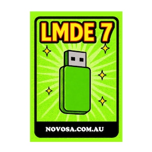 Puede incluir: Una unidad flash USB verde con el texto "LMDE 7" en amarillo y rojo, sobre un fondo verde con rayos de estrellas y cuatro estrellas amarillas. La dirección del sitio web "NOVOSA.COM.AU" está en la parte inferior.