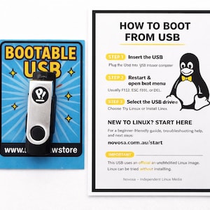 Może przedstawiać: Bootowalny dysk USB w srebrno-czarnej obudowie, umieszczony na niebieskiej karcie z napisem "BOOTABLE USB". Widoczny jest również przewodnik dotyczący uruchamiania z USB, z ilustracją pingwina i instrukcjami.