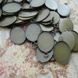 25x18mm Oval Antiqued Bronze 1 Ring Serrated Edge Pendant Settings for Flat Back Cabs or Stones * DIY Jewelry Making * 12PCS
