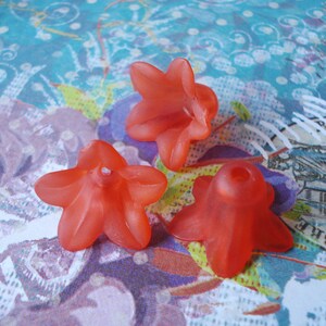 18 x 12mm Frosted Matte Lucite Five Petal Trumpet Type Flowers In Shades Of Brick Red 12pcs image 5