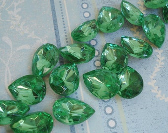 18x13mm Peridot Green Pear/Teardrop Vintage Gold Foiled Pointed Back Faceted Czech Glass Jewels 3PCS