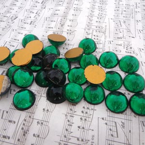 15mm Emerald Green Gold Foiled Flat Back Round Vintage Glass Cabs 12PCS
