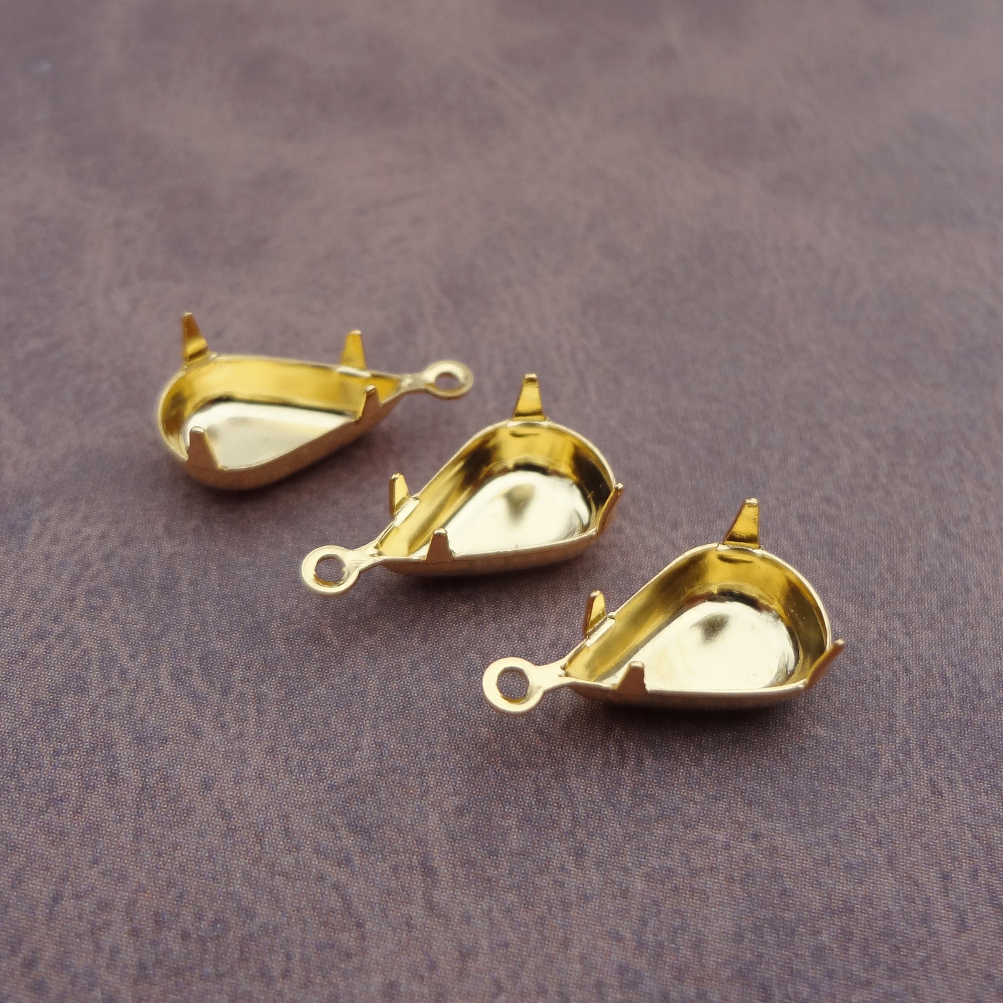 13x8mm Gold Plated Pear/teardrop 1 Ring Closed Back