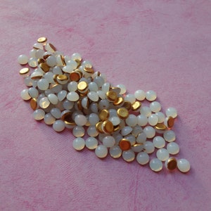 4mm Weißer Opal Tschechische Gold foliert Flache Rückseite Runde Glas Cabs * DIY Schmuckherstellung & Reparatur * 24ST