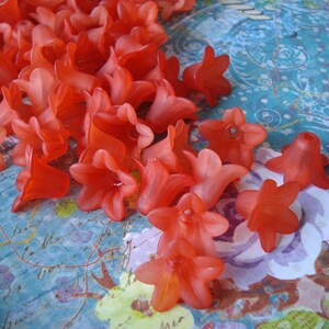 18 x 12mm Frosted Matte Lucite Five Petal Trumpet Type Flowers In Shades Of Brick Red 12pcs image 4