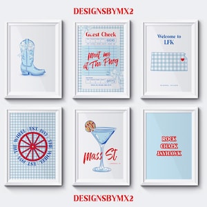 Op de afbeelding: Zes ingelijste kunstprints met witte frames. De prints tonen illustraties van een cowboylaars, een gastenbon met "Meet me at The Phog", een Kansas-kaart, een wielontwerp, een cocktailglas met "Mass St" en "Rock Chalk Jayhawk". De artiest is "DESIGNSBYMX2".