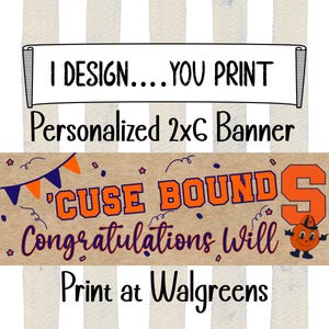 以下が含まれることがあります： 「I DESIGN... YOU PRINT」のテキストが入った、パーソナライズされた2x6バナー。「'CUSE BOUND」の文字はオレンジと青で、「Congratulations will」は紫。右側には漫画のマスコットが描かれています。