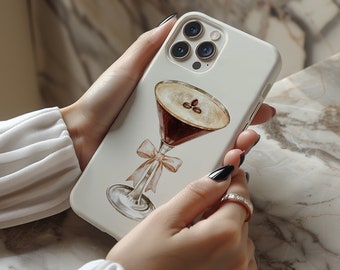 Funda para teléfono Espresso Martini: Ilustración de cóctel chic, estilo femenino