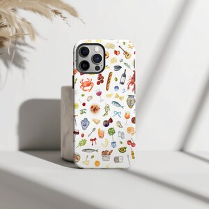 Puede incluir: Funda blanca para iPhone con un patr&oacute;n repetido de ilustraciones en acuarela de alimentos y bebidas. El dise&ntilde;o incluye una langosta, vino, queso, pan y otros elementos culinarios.