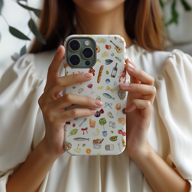 Puede incluir: Una funda blanca para iPhone con un patr&oacute;n repetido de ilustraciones en acuarela de alimentos y bebidas. El dise&ntilde;o incluye copas de vino, una botella de vino, pan, queso y una langosta.