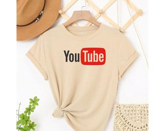 Camiseta unisex con el logotipo de YouTube, ideal como regalo para influencers de redes sociales, fans de videoblogueros y ropa urbana minimalista.