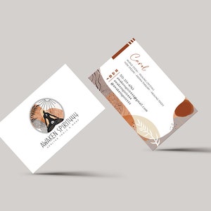 Puede incluir: Una tarjeta de visita blanca con el texto "AWAKEN SPIRIT444" y un logotipo de una persona meditando en un c&iacute;rculo con un sol y una palmera. La parte posterior de la tarjeta tiene un dise&ntilde;o abstracto marr&oacute;n, beige y gris con el texto "Carol", "Cristales curativos", "Terapia de yoga", "Herramientas curativas", "513-334-4763", "awakenspirit444@gmail.com", "awakenspirit444", y "@awakenspirit444".