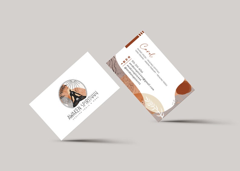 Puede incluir: Una tarjeta de visita blanca con el texto "AWAKEN SPIRIT444" y un logotipo de una persona meditando en un c&iacute;rculo con un sol y una palmera. La parte posterior de la tarjeta tiene un dise&ntilde;o abstracto marr&oacute;n, beige y gris con el texto "Carol", "Cristales curativos", "Terapia de yoga", "Herramientas curativas", "513-334-4763", "awakenspirit444@gmail.com", "awakenspirit444", y "@awakenspirit444".