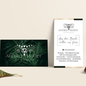 Puede incluir: Dos tarjetas de visita con un dise&ntilde;o verde y blanco. La tarjeta superior tiene un s&iacute;mbolo de &uacute;tero blanco con un dise&ntilde;o de fase lunar. El texto en la tarjeta dice "Annika Moller, Hebamme". La tarjeta inferior tiene un s&iacute;mbolo de &uacute;tero blanco con un dise&ntilde;o de fase lunar. El texto en la tarjeta dice "Annika Moller, Aus dem Bauch, mitten ins Herz, 01635670931, Beratung Schwangerenvorsorge, Hilfe bei Schwangerschaftsbeschwerden, Geburtsvorbereitung, Wochenbettbetreuung, R&uuml;ckbildung, Akupunktur und Kinesiotaping".