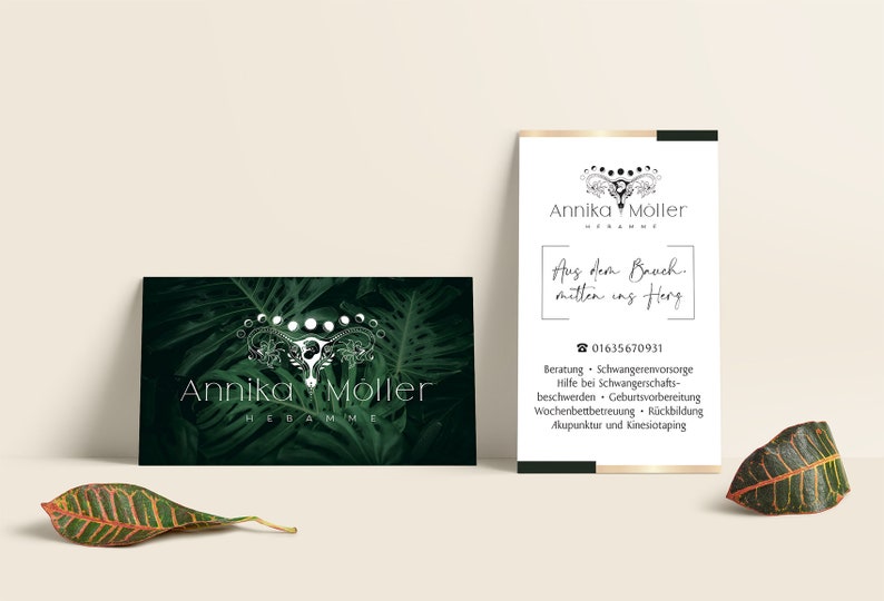 Puede incluir: Dos tarjetas de visita con un dise&ntilde;o verde y blanco. La tarjeta superior tiene un s&iacute;mbolo de &uacute;tero blanco con un dise&ntilde;o de fase lunar. El texto en la tarjeta dice "Annika Moller, Hebamme". La tarjeta inferior tiene un s&iacute;mbolo de &uacute;tero blanco con un dise&ntilde;o de fase lunar. El texto en la tarjeta dice "Annika Moller, Aus dem Bauch, mitten ins Herz, 01635670931, Beratung Schwangerenvorsorge, Hilfe bei Schwangerschaftsbeschwerden, Geburtsvorbereitung, Wochenbettbetreuung, R&uuml;ckbildung, Akupunktur und Kinesiotaping".