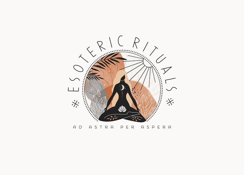 Puede incluir: Un logotipo circular con el texto "ESOTERIC RITUALS" en un contorno negro. Dentro del c&iacute;rculo hay una silueta de una persona sentada en posici&oacute;n de loto con una luna creciente sobre su cabeza. El fondo es un dise&ntilde;o de estilo acuarela con tonos de marr&oacute;n, naranja y gris. El texto "AD ASTRA PER ASPERA" est&aacute; debajo del c&iacute;rculo.