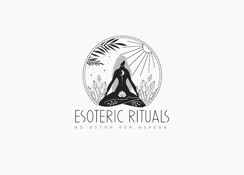 Puede incluir: Ilustraci&oacute;n en blanco y negro de una persona meditando en posici&oacute;n de loto rodeada de cristales, con un sol y una luna arriba. El texto "ESOTERIC RITUALS AD ASTRA PER ASPERA" est&aacute; debajo de la ilustraci&oacute;n.
