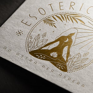 Puede incluir: Un dise&ntilde;o en pan de oro sobre una tarjeta blanca con el texto "Esoteric Rituals" en un c&iacute;rculo con una mujer meditando en el centro. El texto "Ad Astra Per Aspera" est&aacute; debajo del c&iacute;rculo.
