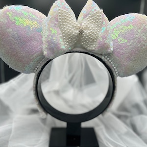 Braut inspirierte Mausohren. Perlenakzente und irisierender Stoffohrstirnband.