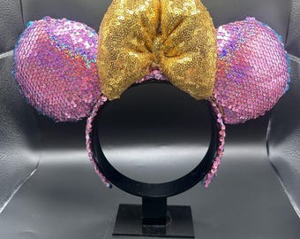 Maak het roze, maak het blauw! Kleurveranderende prinsessenjurk met muizenoren. Roze en blauwe prinsessenjurk met oren als hoofdband.