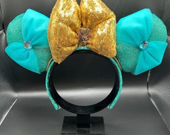 Hoofdband met op prinses Jasmine geïnspireerde muizenoren: blauwgroen pailletten, gouden strik, accent van tule