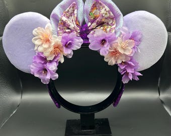 Lila vårblommande Rapunzel-inspirerade musöron. Lila japanska Sakura körsbärsblomsöron Disney-hårband.