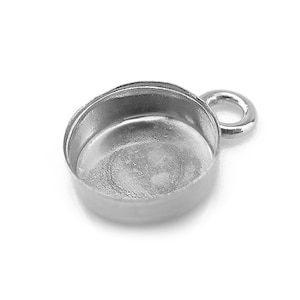 Op de afbeelding: Zilverkleurige ronde hanger met een kleine lus aan de bovenkant. De hanger heeft een glad, rond, concaaf oppervlak.