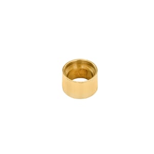 Puede incluir: Un anillo de metal de color dorado con una superficie lisa y redondeada. El anillo tiene un diámetro de aproximadamente 2,5 cm y un borde ligeramente elevado.