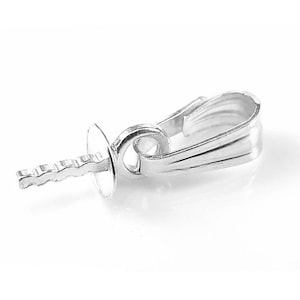 Könnte beinhalten: Silberfarbener Metallverschluss mit einem gecrimpten Ende und einer glatten, abgerundeten Oberfläche. Der Verschluss ist so konzipiert, dass er eine Halskette oder ein Armband hält.