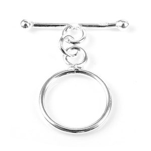 Könnte beinhalten: Silberner Toggle-Verschluss mit einem runden Ring und einer geraden Stange mit abgerundeten Enden.