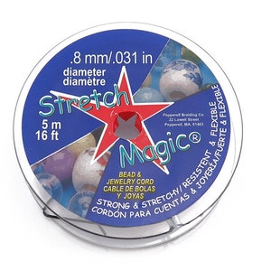 Puede incluir: Una bobina de cordón elástico transparente para cuentas y joyería. La bobina está etiquetada con el texto "Stretch Magic" y el diámetro del cordón es de 0,8 mm o 0,031 pulgadas. La bobina mide 5 metros o 16 pies de largo. El texto en la bobina también dice "Fuerte y elástico/resistente y flexible".