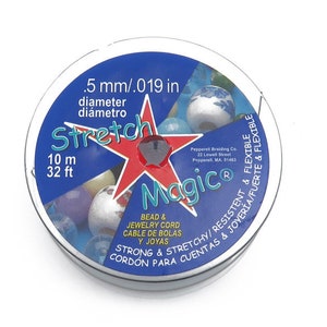 Puede incluir: Un rollo de cordón elástico mágico para cuentas y joyería, azul y rojo, de 0,5 mm de diámetro, 10 metros o 32 pies de largo. El cordón es resistente, elástico y flexible. Es ideal para hacer joyas y manualidades.