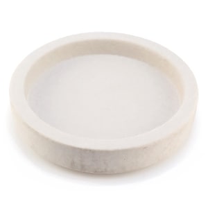 Può includere: Un piatto rotondo in ceramica bianca con un bordo leggermente rialzato. Il piatto è perfetto per contenere piccoli oggetti come gioielli o cianfrusaglie.