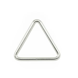 Puede incluir: Un anillo de triángulo plateado con un acabado liso y pulido.