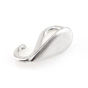 Puede incluir: Un hallazgo de joyería de color plateado, con forma de lágrima con un gancho curvo. El metal tiene un aspecto liso y pulido. El hallazgo está diseñado para la fabricación de joyas y la artesanía.