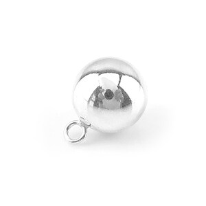 Puede incluir: Un abalorio de bola de plata con un pequeño bucle para sujetarlo a un collar o pulsera.