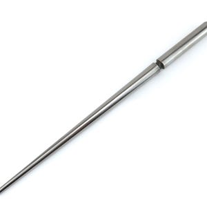 Puede incluir: Una aguja de tejer de acero inoxidable con un extremo cónico. La aguja se compone de dos secciones cilíndricas conectadas. El objeto está sobre un fondo blanco.