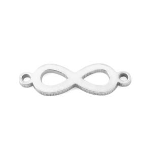 Puede incluir: Un dije de infinito plateado con dos pequeños agujeros en cada extremo. El dije está hecho de un metal brillante y se encuentra sobre un fondo blanco. Adecuado para la fabricación de joyas.