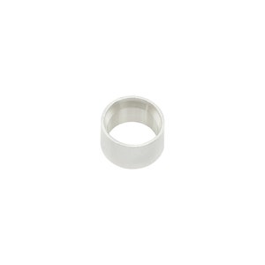 Puede incluir: Un anillo de metal plateado con una superficie lisa y redondeada.