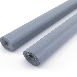 Peut inclure: Deux bandes de caoutchouc grises, chacune d'environ 30 cm de long, avec un bord légèrement arrondi.