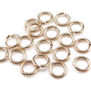 Op de afbeelding: Een verzameling van 18 gouden springringen, perfect voor het maken van sieraden of knutselprojecten.
