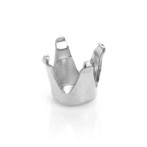 Könnte beinhalten: Ein silberfarbener Schmuckfassung in kronenartiger Form. Die Fassung hat vier nach oben verlaufende Zinken, die dazu dienen, einen Edelstein zu halten. Das Objekt besteht aus glänzendem, reflektierendem Metall und steht auf weißem Hintergrund.