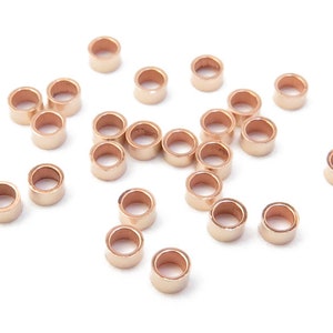 Op de afbeelding: Een verzameling van 20 gouden springringen, ideaal voor het maken van sieraden. De ringen zijn klein en delicaat, perfect om een ​​toets van elegantie aan elk project toe te voegen.