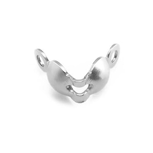 Puede incluir: Tapón de cuentas de metal plateado con dos bucles para sujetar a joyas u otras manualidades.