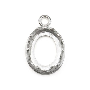 Peut inclure: Pendentif ovale en argent avec un bord lisse et biseauté et une boucle en haut pour attacher une chaîne ou un cordon.