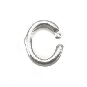 Könnte beinhalten: Ein silberfarbener Metall-Anhänger in Form des Buchstabens C. Der Anhänger hat eine leicht raue, strukturierte Oberfläche.