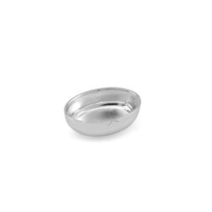 Puede incluir: Un pequeño plato ovalado de metal color plata con una superficie lisa y reflectante y una base poco profunda. El objeto presenta un borde redondeado continuo y un exterior curvo, mostrando un acabado metálico limpio en toda su estructura.