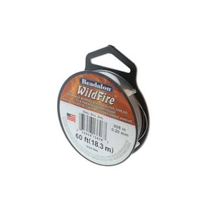 以下が含まれることがあります： グレーのビーズワイヤー Beadalon WildFire サーモボンド、ラベルには「60 ft (18.3 m)」と「0.008 in 0.20 mm」と記載されています。