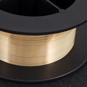 Puede incluir: Una bobina de alambre de color dorado enrollada alrededor de una base de plástico negro.