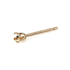 Peut inclure: Une tige de boucle d'oreille en métal doré dotée d'un sertissage à quatre griffes conçu pour maintenir une pierre précieuse. Le composant présente une tige fine et lisse avec une extrémité arrondie, arborant une finition métallique polie.